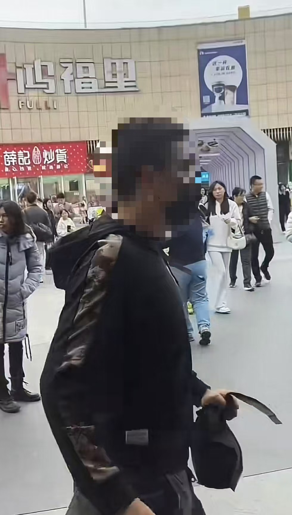 “立马停止对我的过激行为！”东莞一男生称阻止男子尾随偷拍女生裙底，被击打30多次-立即停止的成语