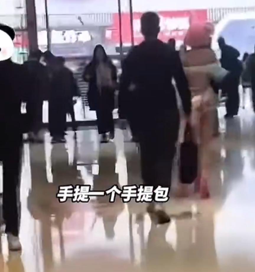 闹大了！小伙阻止偷拍被打进医院！偷拍男暴起伤人，路走窄了！-大大小小下一句