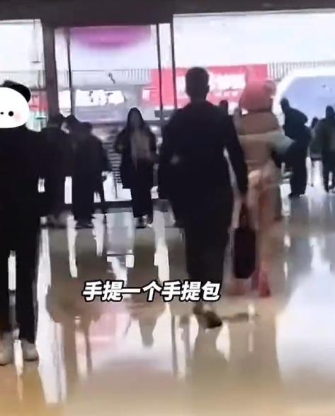 闹大了！小伙阻止偷拍被打进医院！偷拍男暴起伤人，路走窄了！-大大小小下一句