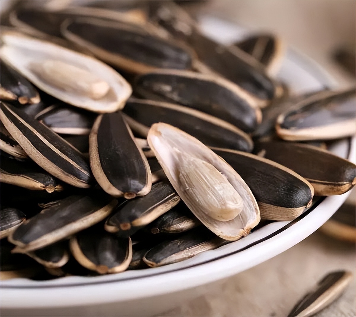 天天嗑瓜子的中国，却不是瓜子的最大产国？还有哪个外国人嗑瓜子-瓜子只有中国吃吗为什么