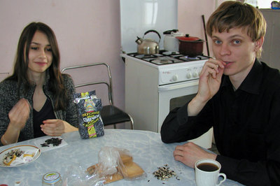 外国人不会吃瓜子？有一个国家吃瓜子速度比中国人还快！-外国人爱吃瓜子吗