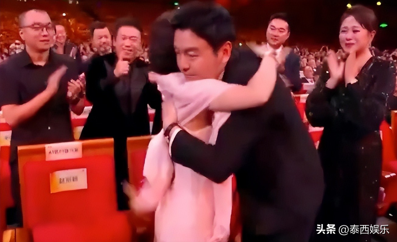 金鸡奖这一晚，李庚希获影后遭网友群嘲：实在选不出来真的别办了-李庚希好漂亮