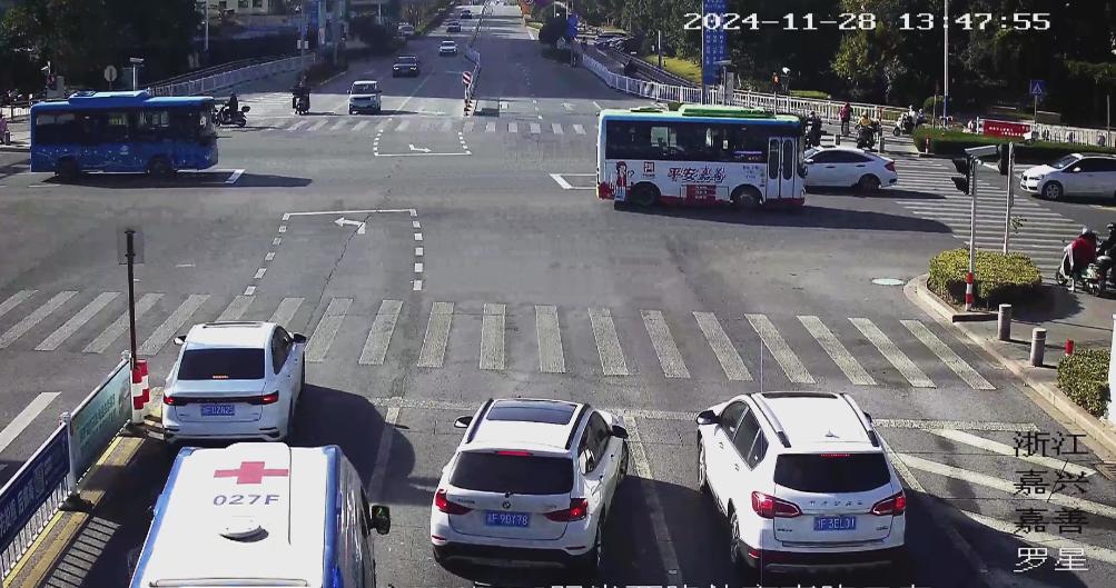 你的样子｜120急救车遇交通拥堵，三辆私家车用10秒让出“生命通道”-120车急救视频