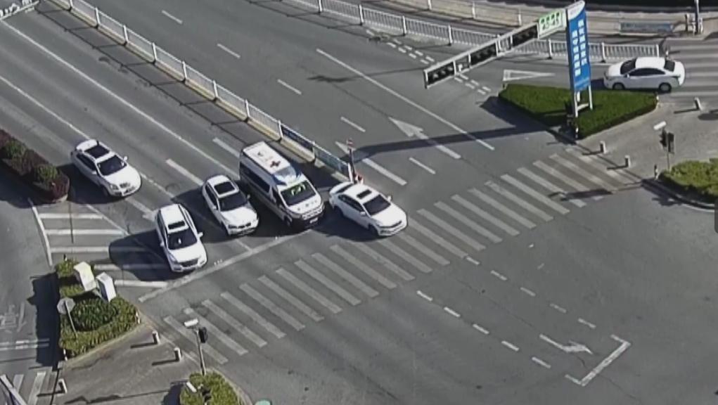 你的样子｜120急救车遇交通拥堵，三辆私家车用10秒让出“生命通道”-120车急救视频