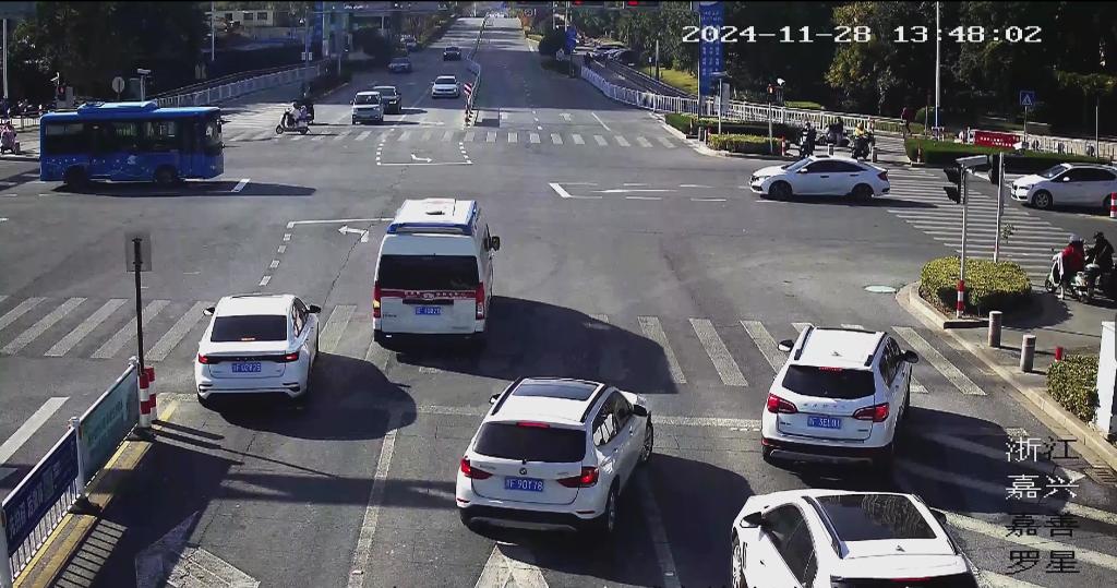 你的样子｜120急救车遇交通拥堵，三辆私家车用10秒让出“生命通道”-120车急救视频