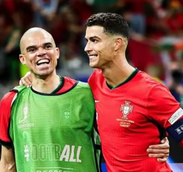 足球先生投票，葡萄牙队长临时换人！30岁巨星上位，享受佩佩待遇-葡萄牙足球国家队队徽