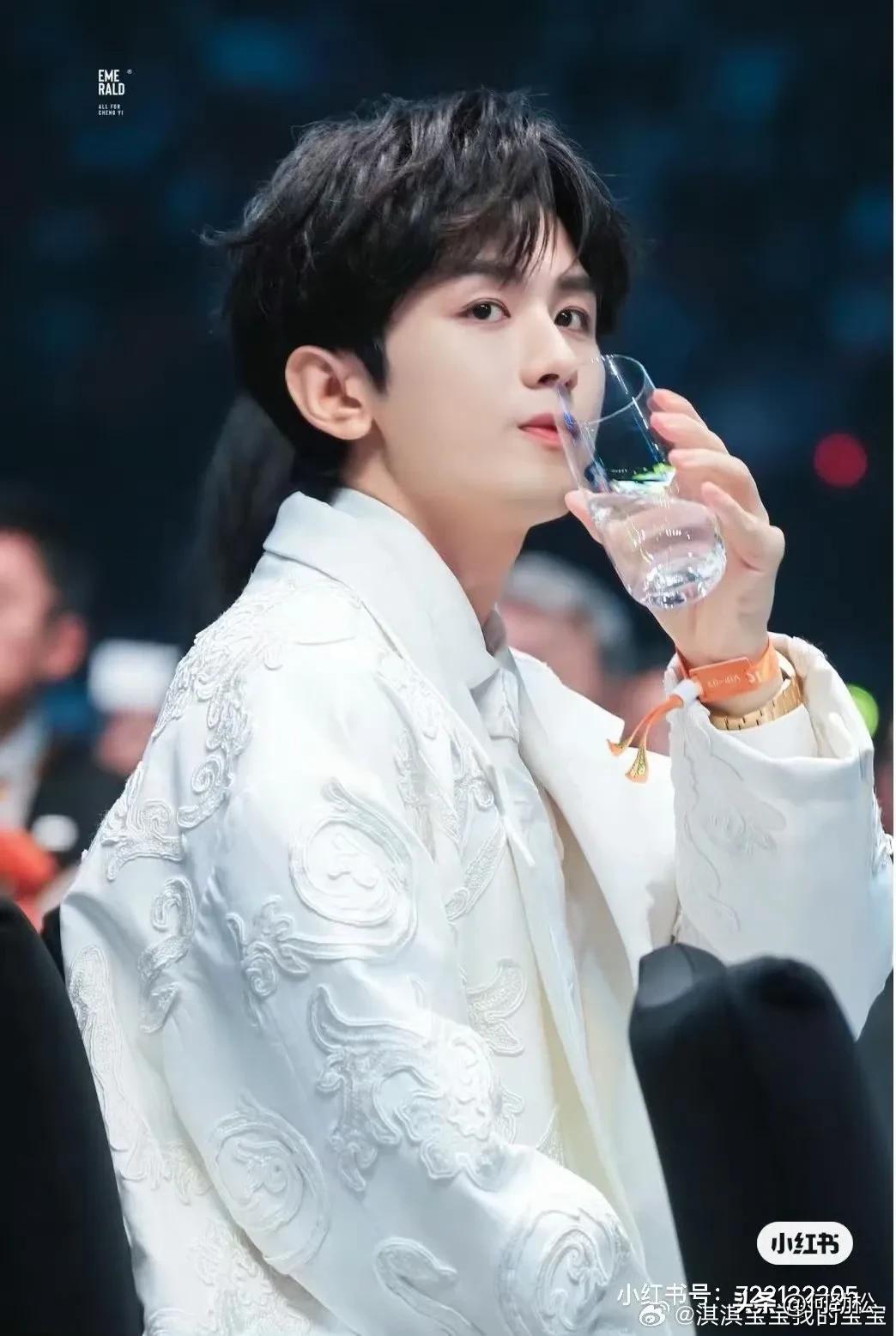 最帅男艺人再次洗牌，肖战李现登顶，杨洋第9于适4成毅3王一博第2-最帅的男明星 排名